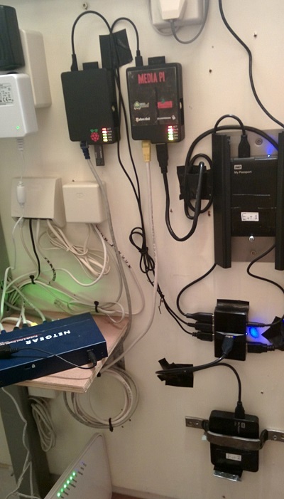 USB hubs make the difference for powering Raspberry Pi's and multiple Harddisks